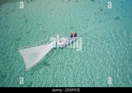 Luftvögel Blick auf kleine Garnelen Fischerboot auf Eine tropische Insel in Thailand Stockfoto