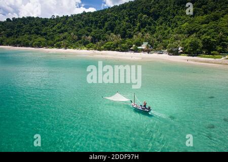 Luftvögel Blick auf kleine Garnelen Fischerboot auf Eine tropische Insel in Thailand Stockfoto