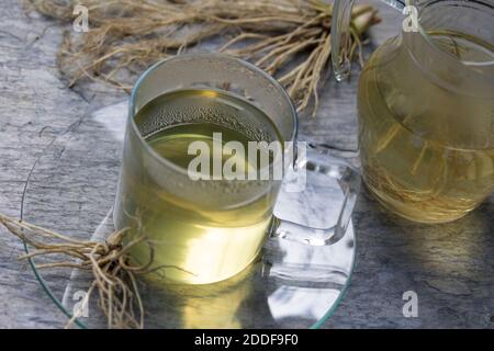 Baldrian-Wurzeltee, Baldrianwurzeltee, Baldrianwurzel-Tee, Tee, Heiltee, Kräutertee, Beruhigungstee, Nerventee, Baldriantee aus Baldrianwurzeln, Baldr Stockfoto