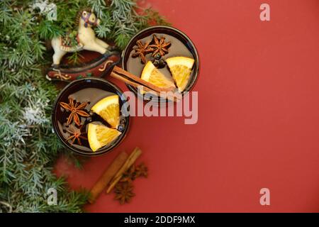 Weihnachten Heißer Glühwein für den Winter mit Gewürzen und Orangenscheiben. Rotwein Heißer Wein oder Gluhwein Stockfoto