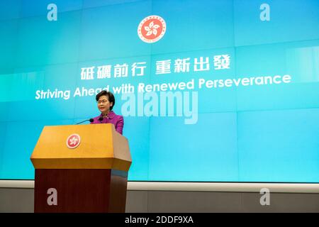 Hongkong, China. November 2020. HONGKONG, Hongkong SAR, CHINA: 25. NOVEMBER 2020.die Hongkonger Chefin CARRIE LAM spricht bei einer Pressekonferenz in den Büros der Zentralregierung, Tamar, Hongkong, über Details ihrer längst überfälligen „Ansprache des Chefs der Exekutive 2020“. Alamy Live Nachrichten/Jayne Russell Kredit: Jayne Russell/Alamy Live Nachrichten Stockfoto