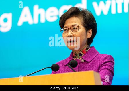 Hongkong, China. November 2020. HONGKONG, Hongkong SAR, CHINA: 25. NOVEMBER 2020.die Hongkonger Chefin CARRIE LAM spricht bei einer Pressekonferenz in den Büros der Zentralregierung, Tamar, Hongkong, über Details ihrer längst überfälligen „Ansprache des Chefs der Exekutive 2020“. Alamy Live Nachrichten/Jayne Russell Kredit: Jayne Russell/Alamy Live Nachrichten Stockfoto