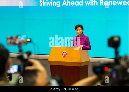 Hongkong, China. November 2020. HONGKONG, Hongkong SAR, CHINA: 25. NOVEMBER 2020.die Hongkonger Chefin CARRIE LAM spricht bei einer Pressekonferenz in den Büros der Zentralregierung, Tamar, Hongkong, über Details ihrer längst überfälligen „Ansprache des Chefs der Exekutive 2020“. Alamy Live Nachrichten/Jayne Russell Kredit: Jayne Russell/Alamy Live Nachrichten Stockfoto