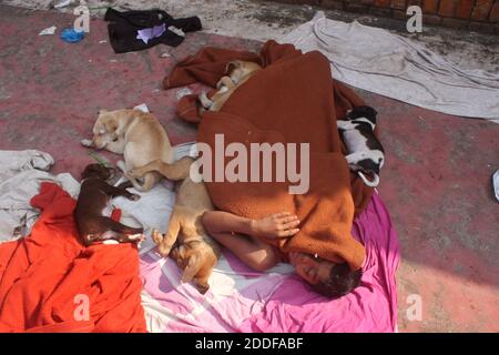 Straßenkinder und Hunde schlafen auf dem Bürgersteig zusammen. Foto aus Sylhet in Bangladesch. Stockfoto