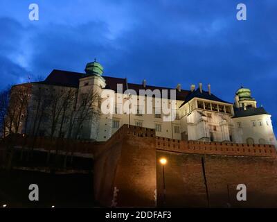 Schöne riesige mittelalterliche alte Steinburg mit zwei Türmen und hohen umgebenden Mauern. Heller blauer, wolkig Himmel in der Dämmerung und sanftes Licht auf dem Gebäude. Stockfoto