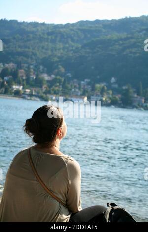 Junge Frau unterwegs, meditieren in der Stadt im Freien, Blick auf die Aussicht, beobachten, entspannen, auf der Suche nach neuen Anfängen, versuchen, sich besser zu fühlen. Stockfoto