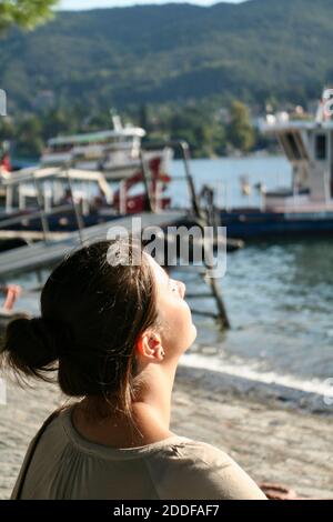 Junge Frau unterwegs, meditieren in der Stadt im Freien, Blick auf die Aussicht, beobachten, entspannen, auf der Suche nach neuen Anfängen, versuchen, sich besser zu fühlen. Stockfoto