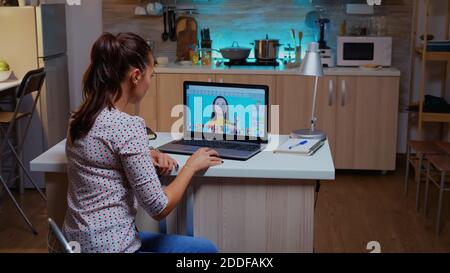 Professionelle Frau Foto Retuschierer arbeitet an einem großen Projekt im Home Office in der Nacht. Content Creator macht Porträt Retusche mit Performance Laptop, Künstler, Beruf, Bildschirm, Grafik Stockfoto