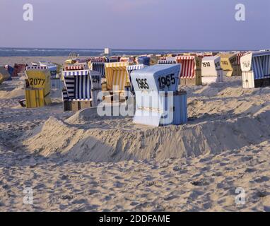 Geographie / Reisen, Deutschland, Niedersachsen, Langeoog Insel, Strandliege am Strand die Insel Langeoog, Additional-Rights-Clearance-Info-not-available Stockfoto