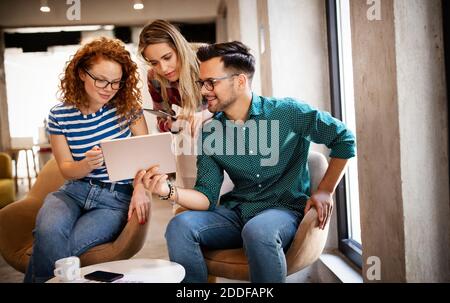 Geschäft Leute Freunde diskutieren Brainstorming Ideen in der Sitzung Stockfoto