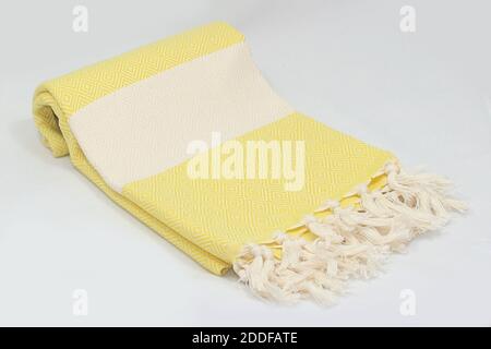 Peshtemal türkisches Bad Baumwolle Handtuch gefaltet Textil. Schöne helle Farben mit natürlichem Licht Hintergrund. Perfekter Online-Markt Digital Shop Verkäufe. Stockfoto