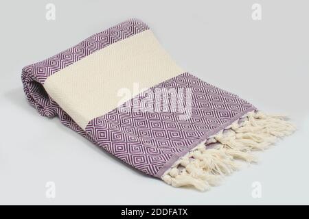 Peshtemal türkisches Bad Baumwolle Handtuch gefaltet Textil. Schöne helle Farben mit natürlichem Licht Hintergrund. Perfekter Online-Markt Digital Shop Verkäufe. Stockfoto