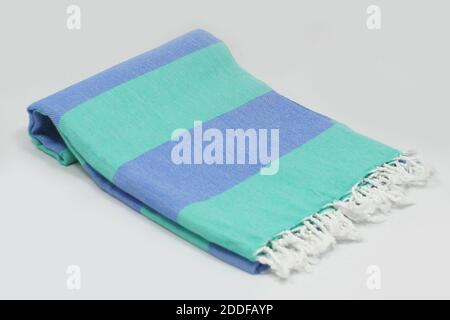 Peshtemal türkisches Bad Baumwolle Handtuch gefaltet Textil. Schöne helle Farben mit natürlichem Licht Hintergrund. Perfekter Online-Markt Digital Shop Verkäufe. Stockfoto