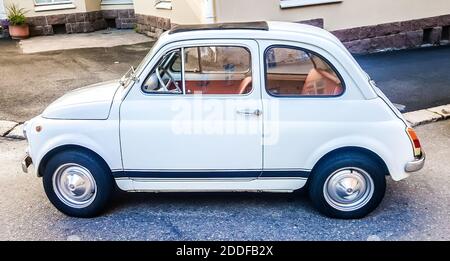 White Fiat 500 geparkt auf der Straße der Stadt. Helsinki, Finnland Stockfoto