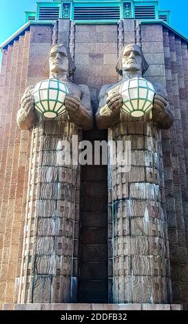 Fragment der Fassade des Bahnhofs Helsinki. Finnland Stockfoto