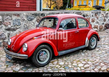 Volkswagen Beetle auf der Straße von Porvoo geparkt. Finnland. Stockfoto