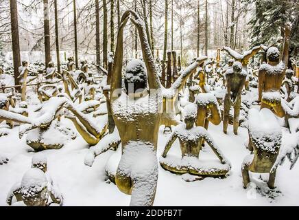 Skulpturen des autodidaktischen Künstlers Veijo Ronkkonen. Winterlandschaft in Patsaspuisto (Mystischer Wald). Koitsanlahti, Parikkala, Finnland. Stockfoto