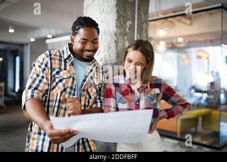 Gerne kreative Designer, Geschäftsleute Brainstorming im Büro Stockfoto