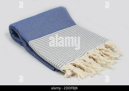 Peshtemal türkisches Bad Baumwolle Handtuch gefaltet Textil. Schöne helle Farben mit natürlichem Licht Hintergrund. Perfekter Online-Markt Digital Shop Verkäufe. Stockfoto