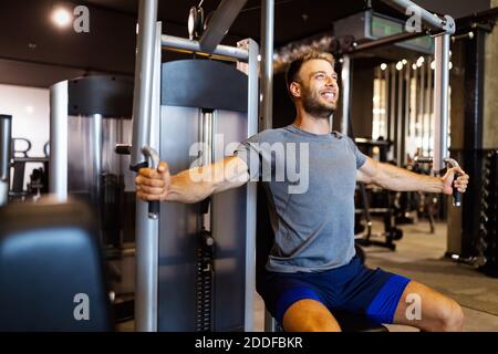 Jungen gutaussehenden Mann Übungen in der Turnhalle Stockfoto