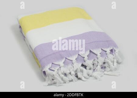 Peshtemal türkisches Bad Baumwolle Handtuch gefaltet Textil. Schöne helle Farben mit natürlichem Licht Hintergrund. Perfekter Online-Markt Digital Shop Verkäufe. Stockfoto