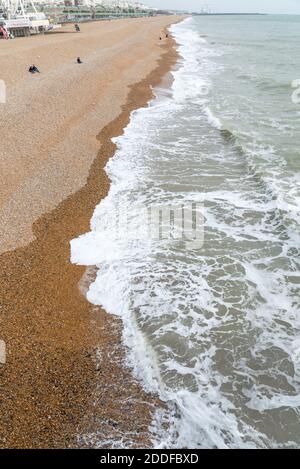 Blick vom ikonischen Brighton Pier, entlang der Küste, während des Besuchers Nebensaison, wenn diese beliebte Küstenstadt, eine Stunde von London Hat eine specia Stockfoto