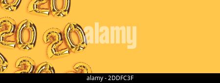 Banner mit Zahlen 20 goldenen Luftballons Rahmen mit Platz für Ihr Design. 20 Jahre Jubiläumsfeier Konzept auf gelbem Hintergrund. Stockfoto