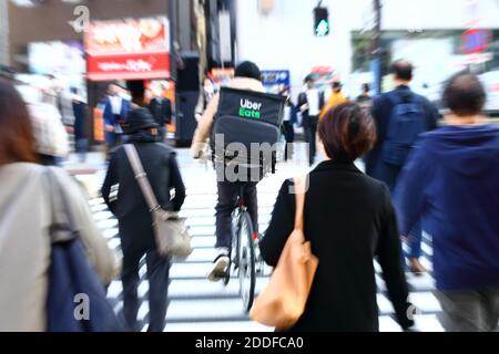 Am 18. November 2020 wird in Tokio, Japan, ein Uber Eats-Kurier zur Lieferung von Lebensmitteln gesehen. Quelle: Naoki Nishimura/AFLO/Alamy Live News Stockfoto