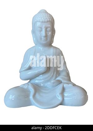 Keramik buddha Figur isoliert auf weißem Hintergrund. Traditionelles Glück des Ostens. Meditierende und betende Statue. Symbol des buddhismus. Stockfoto