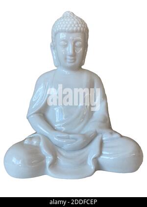 Keramik buddha Figur isoliert auf weißem Hintergrund. Traditionelles Glück des Ostens. Meditierende und betende Statue. Symbol des buddhismus. Stockfoto