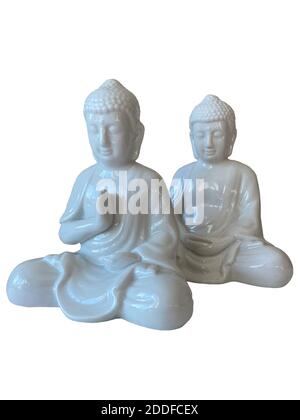 Keramik buddha Figur isoliert auf weißem Hintergrund. Traditionelles Glück des Ostens. Meditierende und betende Statue. Symbol des buddhismus. Stockfoto