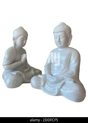 Keramik buddha Figur isoliert auf weißem Hintergrund. Traditionelles Glück des Ostens. Meditierende und betende Statue. Symbol des buddhismus. Stockfoto