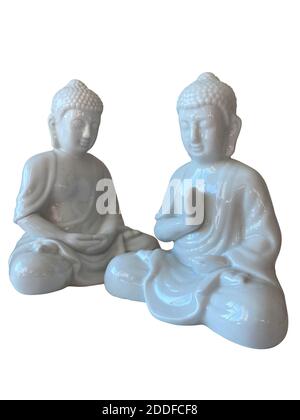 Keramik buddha Figur isoliert auf weißem Hintergrund. Traditionelles Glück des Ostens. Meditierende und betende Statue. Symbol des buddhismus. Stockfoto