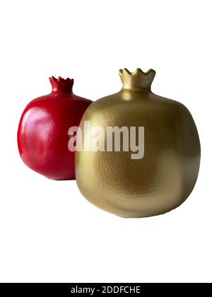 Granatapfel Obst dekorativen Schmuckkästchen Gold und rot bunt isoliert auf weißem Hintergrund. Blumenkunstglas. Glückliche Frucht von Reichtum und Wohlstand. Stockfoto