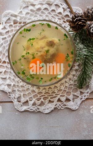 Aufschnitt Aspik mit Fisch, vertikales Bild flach legen Stockfoto