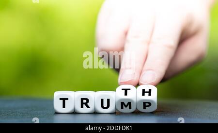 Symbol für die Amtseinführung des neuen Präsidenten in den vereinigten Staaten am 20. Januar 2021. Hand dreht Würfel und ändert den Namen 'Trump' in 'Wahrheit'. Stockfoto