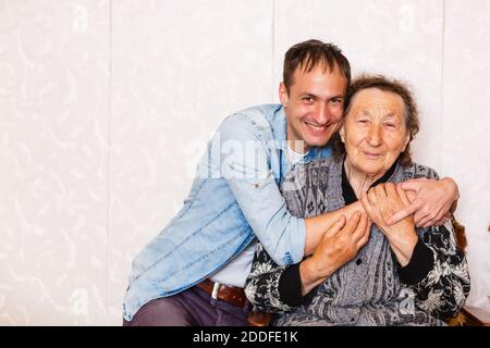 Bild einer älteren Frau und ein junger Mann Stockfoto