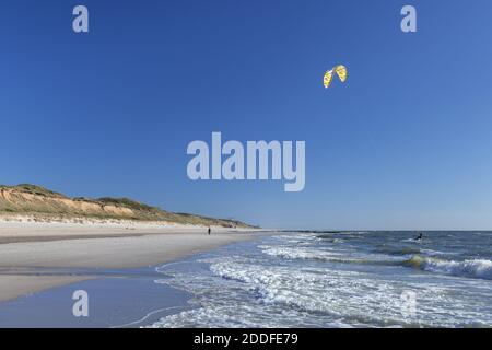 Geographie / Reisen, Deutschland, Schleswig-Holstein, Sylt, Kitesurfer vor der roten Klippe bei Kamp, Additional-Rights-Clearance-Info-not-available Stockfoto