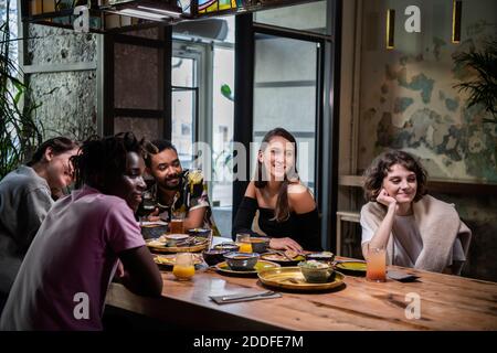 Multiethnische Gruppe von Freunden, die eine gute Zeit in einem Café haben. Stockfoto