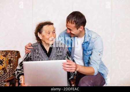 Bild einer älteren Frau und ein junger Mann Stockfoto