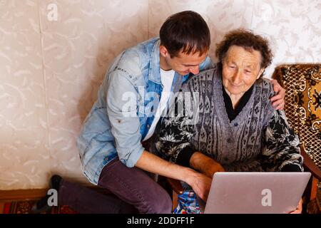 Bild einer älteren Frau und ein junger Mann Stockfoto