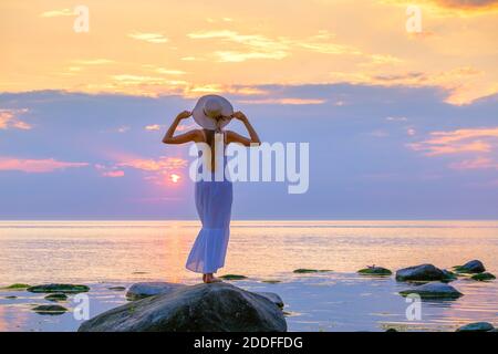 Ruhige Frau im Sommerkleid am Meer Stockfoto