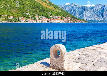 Perast Altstadt, Blick vom Pier in der Nähe der Kirche unserer Lieben Frau von den Felsen, Montenegro Stockfoto