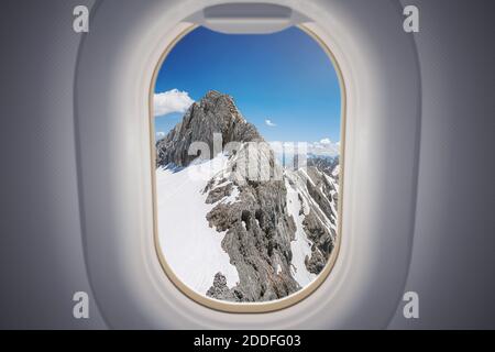 Blick aus dem Flugzeugfenster auf die Berge der Alpen. Stockfoto