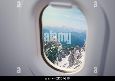 Blick vom Flugzeugfenster auf die Alpen. Stockfoto