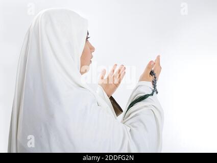 Junge Frau, muslimische Pilgerin in weißen traditionellen Kleidern Stockfoto