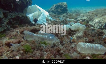 Massive Plastikverschmutzung des Meeresbodens. Meeresboden mit viel Plastikmüll bedeckt. Flaschen, Beutel und andere Plastikmüll auf dem Meeresboden in Medit Stockfoto