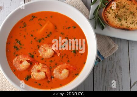 Bohnenpüree-Suppe mit Tomaten, Garnelen und Rosmarin. Diät-Essen. Stockfoto