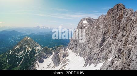 Panoramablick vom Gipfel des Dachsteins am Ramsau in den Alpen in Österreich. Stockfoto