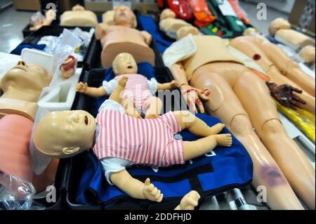 Bild mit geringer Schärfentiefe (selektiver Fokus) mit Kunststoffdumpen (Babys und Erwachsene), die für das CPR-Training verwendet werden. Stockfoto